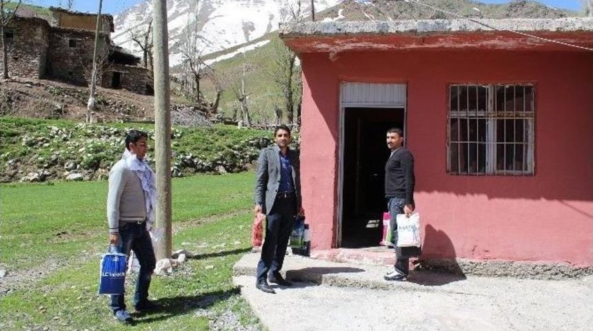 K&ouml;y Okuluna K&uuml;t&uuml;phane Kurdular