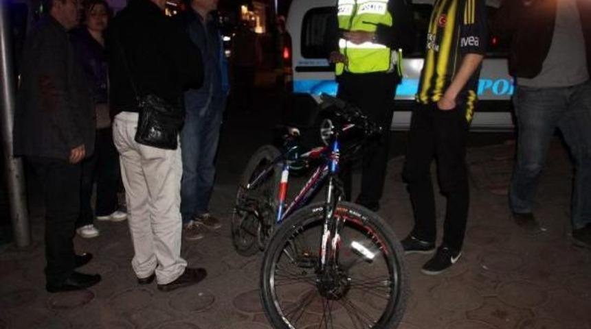 Otomobile &Ccedil;arpan Bisikletteki 2 Gen&ccedil; Yaralandı