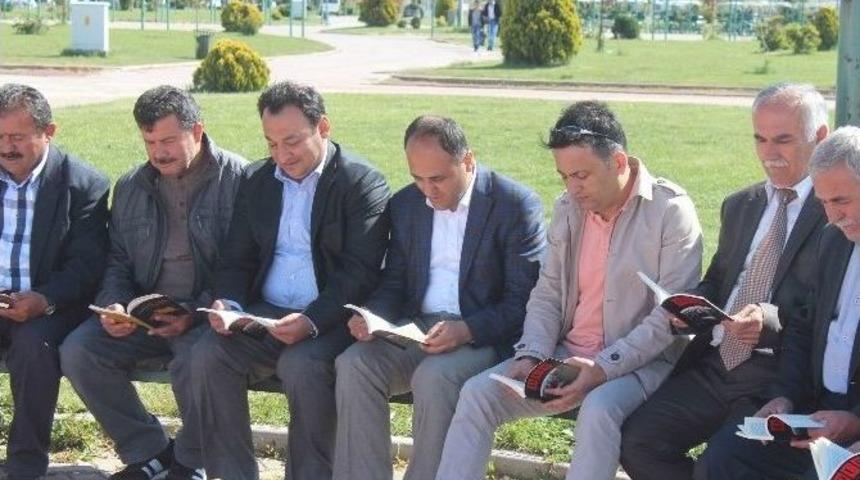 Başkan &Ouml;zaltun Ve Meclis &Uuml;yeleri Kitap Fuarında Kitap Okudu