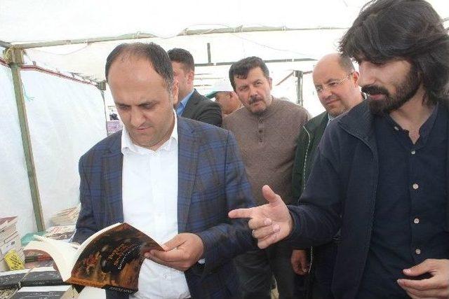 Başkan Özaltun Ve Meclis Üyeleri Kitap Fuarında Kitap Okudu