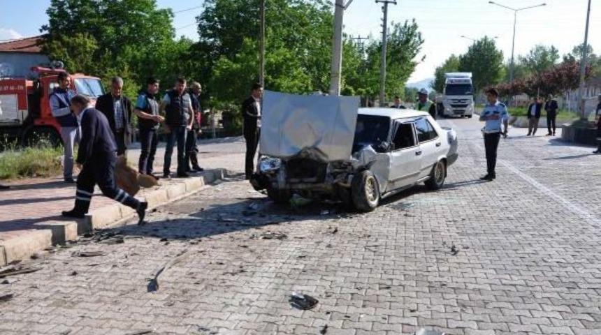 G&ouml;lbaşı&rsquo;Nda Minib&uuml;s Ile Otomobil &Ccedil;arpıştı: 3 Yaralı