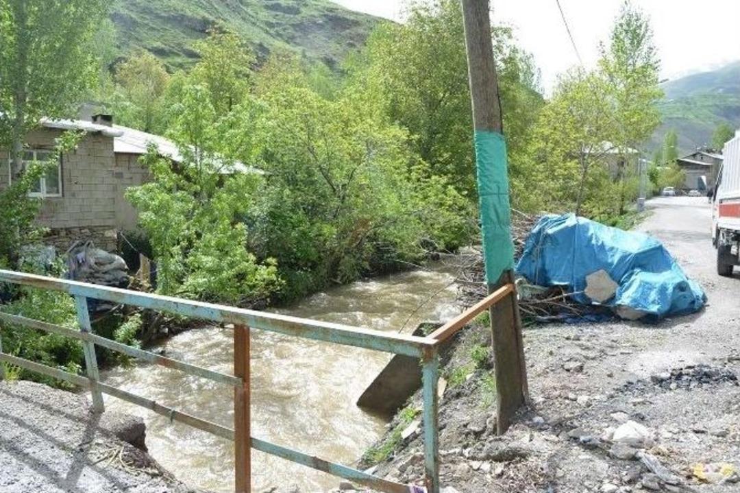 Dereye D&uuml;şen &Ccedil;ocuk Kurtarıldı