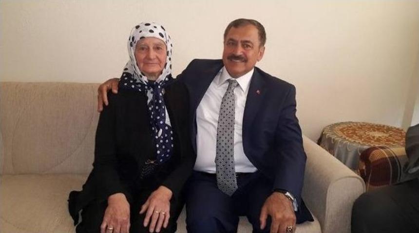 Bakan Eroğlu Sandıklı&rsquo;da Teyzesini Ziyaret Etti