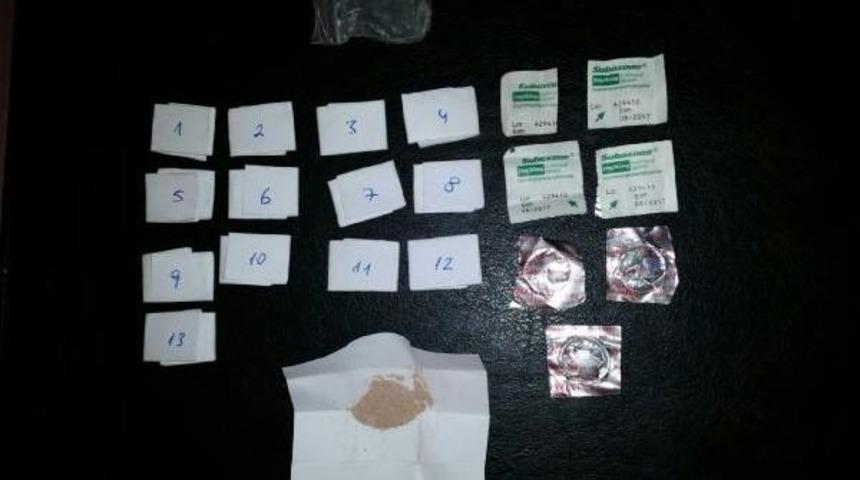 &Uuml;zerlerinde Eroin Ve Kırmızı Re&ccedil;eteli Ila&ccedil; Ele Ge&ccedil;irildi