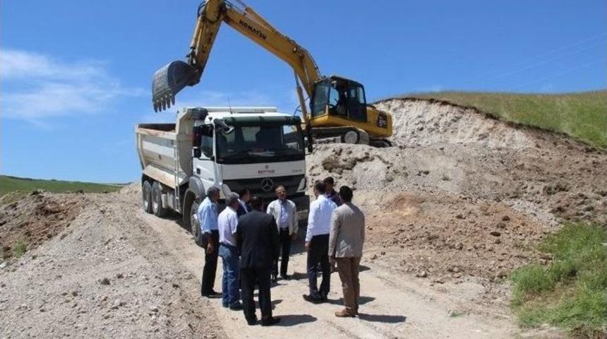 Cizre Kaymakamı Adanur Yol Yapım &Ccedil;alışmalarını İnceledi