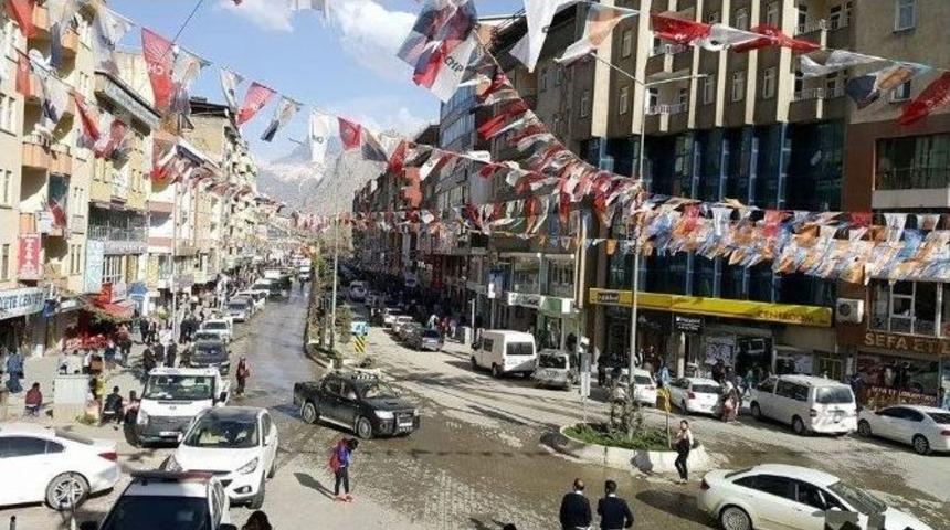 Hakkari Parti Bayraklarıyla S&uuml;slendi