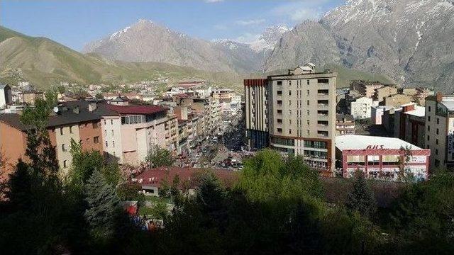 Hakkari Parti Bayraklarıyla Süslendi