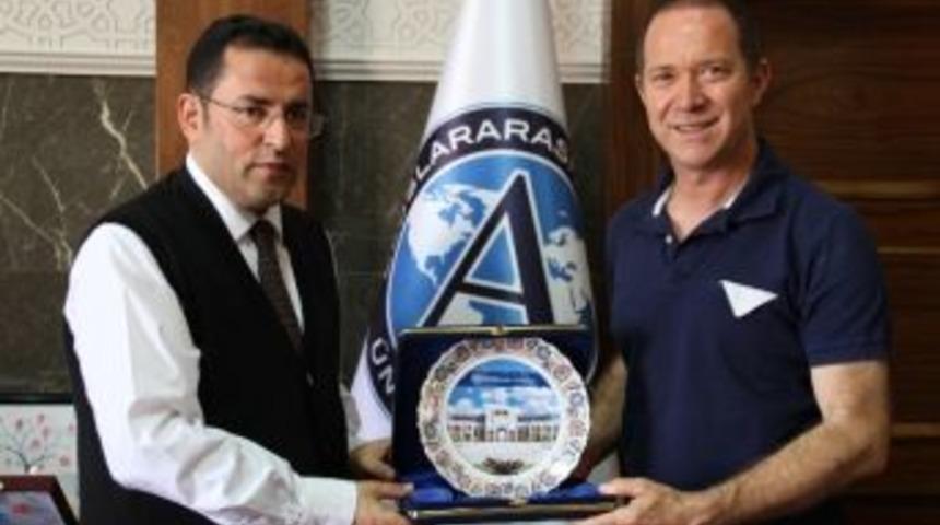 &Uuml;nl&uuml; Sanat&ccedil;ı Ezg&uuml;&rsquo;den, Ua&uuml; Rekt&ouml;r&uuml; Prof. Dr.g&ouml;ktepe&rsquo;ye Ziyaret