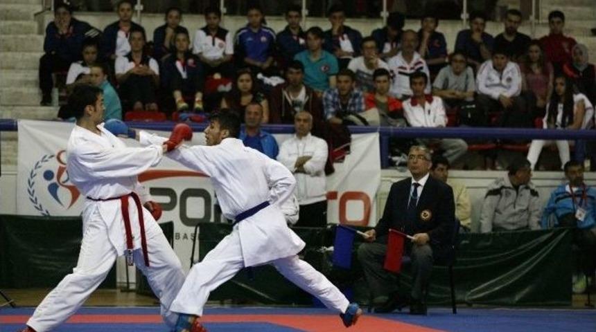 Kul&uuml;pler Karate Şampiyonası&rsquo;na Rekor Katılım