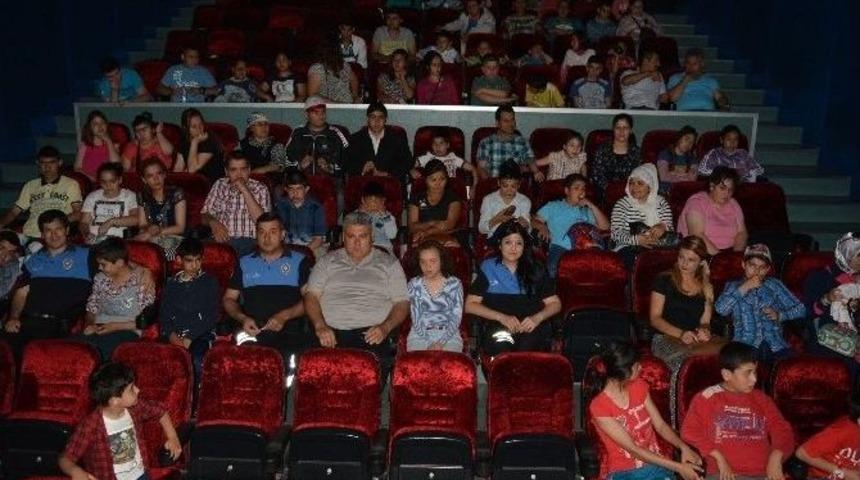 Manavgat&rsquo;ta Engelli &Ouml;ğrencilere Polisten Sinema S&uuml;rprizi