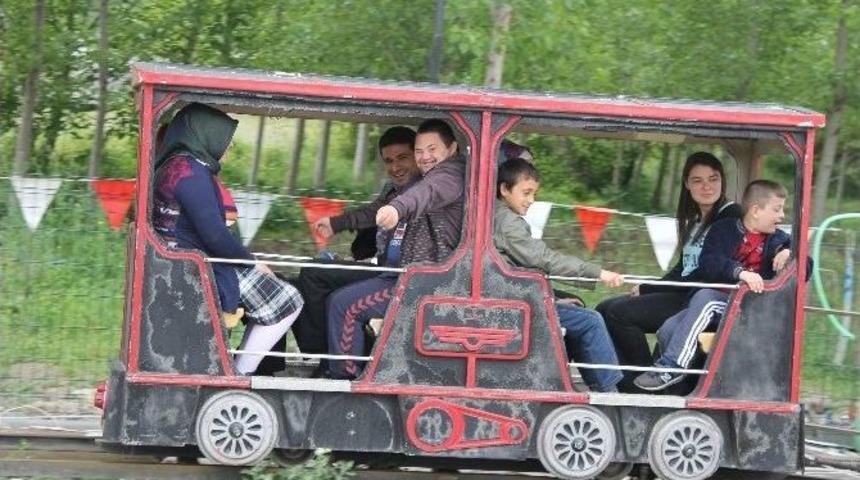 Niksar&rsquo;da Engelli &Ccedil;ocuklar Lunaparkta Eğlendi