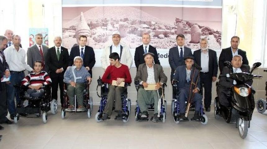 Engellilere Ak&uuml;l&uuml; Ve Tekerlekli Sandalye Dağıtıldı