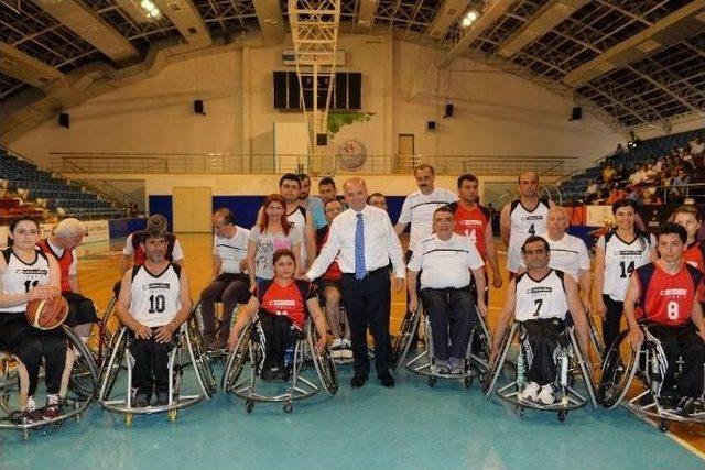 Engelliler Basketbol Maçında Oda Başkanlarıyla Karşı Karşıya Geldi