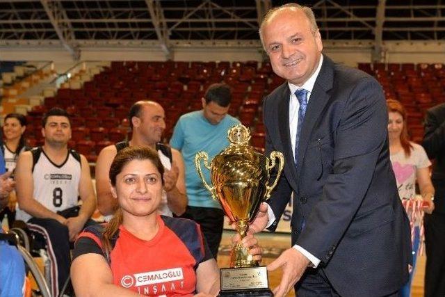 Engelliler Basketbol Maçında Oda Başkanlarıyla Karşı Karşıya Geldi