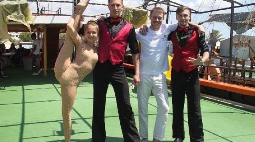 Yat Şenliğine Rus Dans&ccedil;ı Kızlardan G&ouml;steri