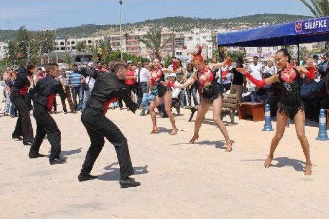 Yat Şenliğine Rus Dansçı Kızlardan Gösteri