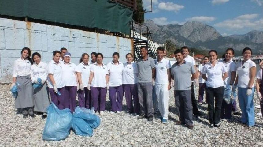 Otel &Ccedil;alışanları Sahilde Temizlik &Ccedil;alışması Yaptı