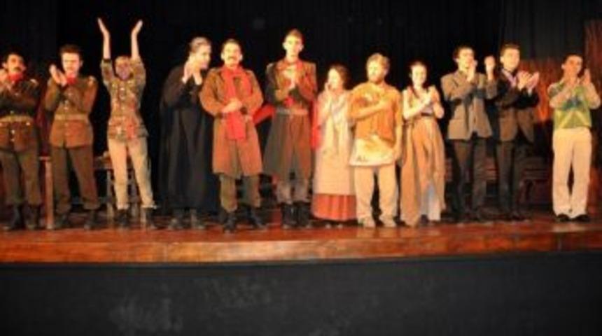 &Uuml;niversiteliler "&ouml;zg&uuml;rl&uuml;ğ&uuml;n Bedeli"ni Sergiledi