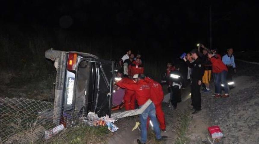 Virajı Alamayan Otomobil Tren Yoluna U&ccedil;tu