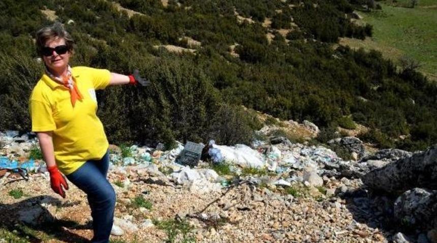Environmentalists Clean The Polluted Areas In The Mountains