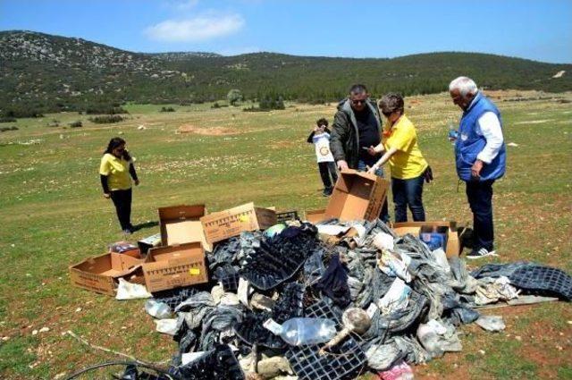 Environmentalists Clean The Polluted Areas In The Mountains