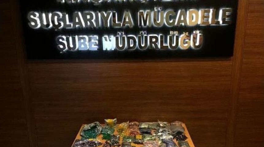 Atat&uuml;rk Havalimanı'nda Giysilerin Arasında 18 Kilo Akik Ve Zirkon Taşı Yakalandı