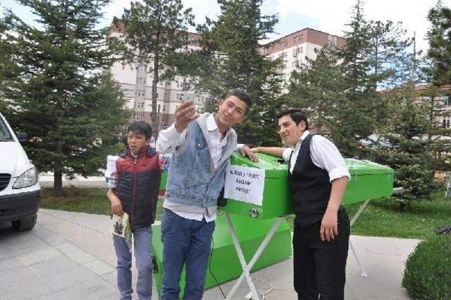 3 Bin Liralık Klimalı Tabut Önünde Selfie