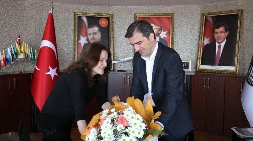 Belediye Personeli Adına &Ccedil;i&ccedil;ek Takdim Edildi