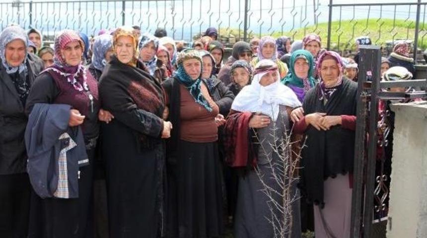 Hasta Ziyaretinden D&ouml;nerken &Ouml;len 6 Kişi Toprağa Verildi