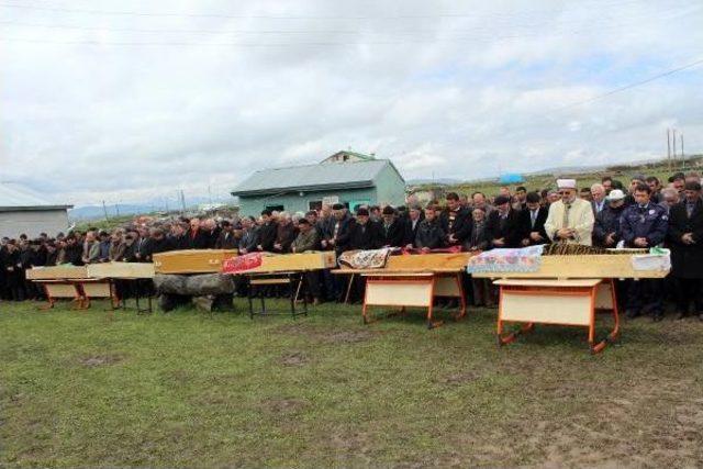 Hasta Ziyaretinden Dönerken Ölen 6 Kişi Toprağa Verildi