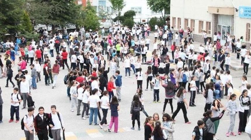 Obeziteye Karşı 1000 &Ouml;ğrenci Aynı Anda İp Atladı