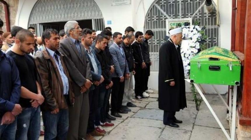 Oğlunun D&uuml;ğ&uuml;n&uuml;ne Değil, Cenazesine Gelebildi