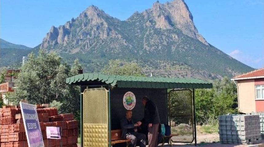 Sarıcakaya&rsquo;da Bekleme Durakları Yenileniyor