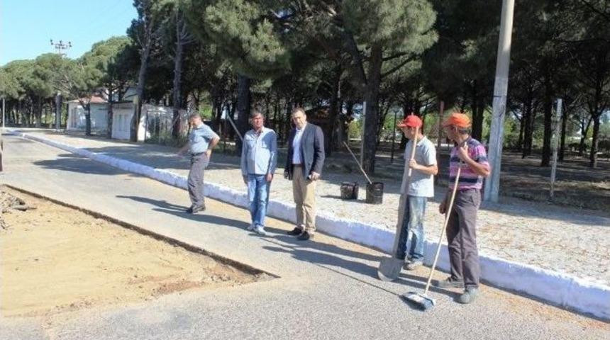 Ayvalık Belediyesi Altınova&rsquo;da Bozuk Yolları Onarıyor