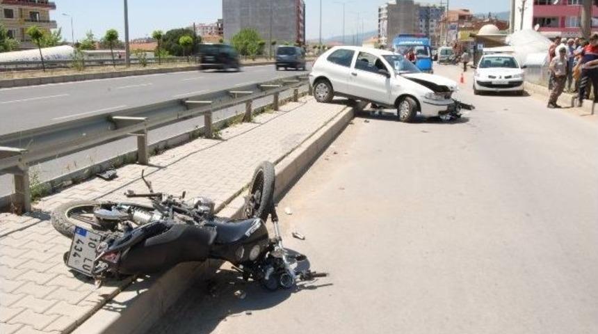 Motosiklet İle Otomobil &Ccedil;arpıştı: 1 Yaralı
