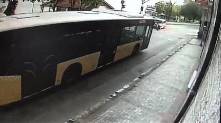 &Uuml;sk&uuml;dar'da İett Otob&uuml;s&uuml; Ile Otomobilin &Ccedil;arpıştığı Feci Kaza Kamerada