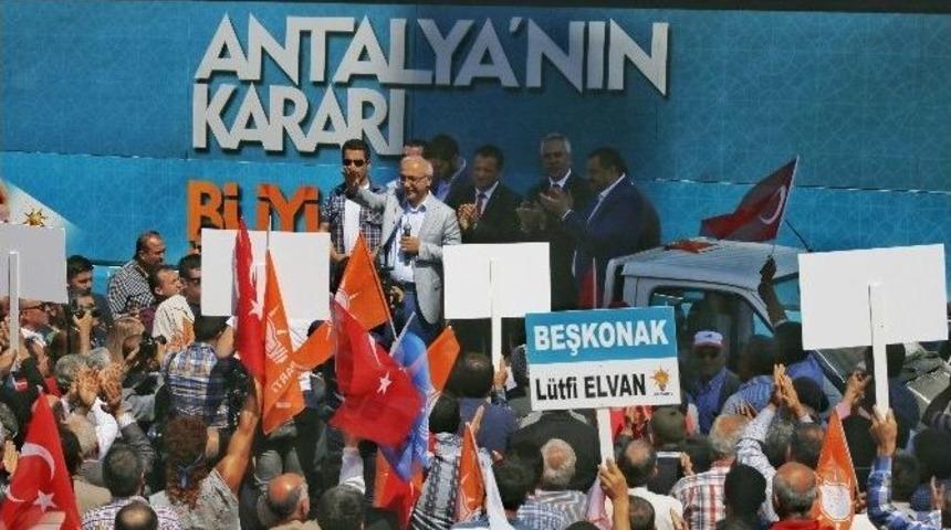 L&uuml;tfi Elvan, Manavgat&rsquo;ta Vatandaşlarla Bir Araya Geldi
