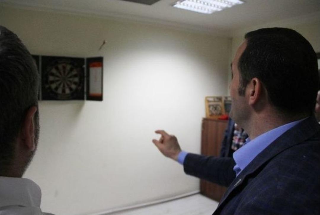 Bayrampaşa&rsquo;da T&uuml;rk&uuml;lerle Karşılanan Ak Parti&rsquo;li Yıldız Dart Oynadı