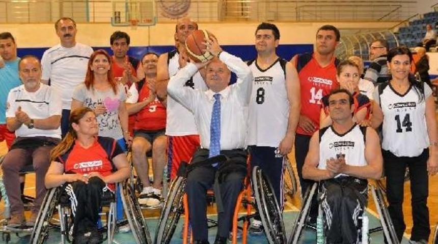 Mersin Valisi Engelliler Haftası'nda Tekerlekli Sandayle &Uuml;zerinde Potaya Atış Yaptı