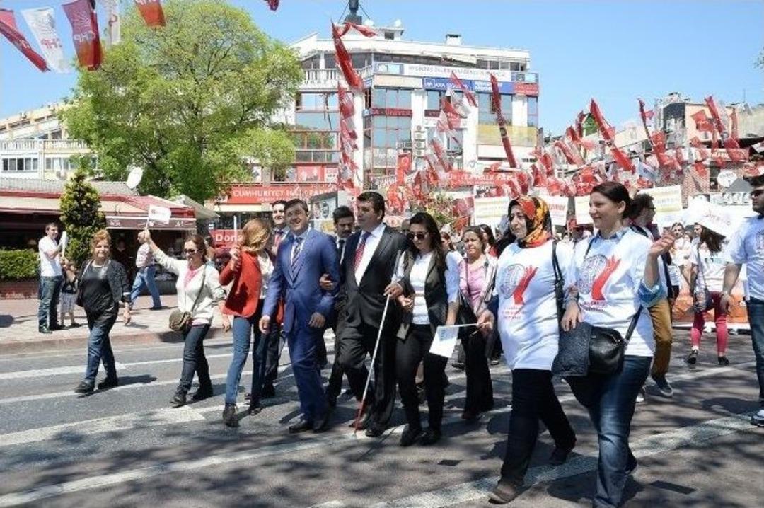 İşitme Engelliler İ&ccedil;in Farkındalık Y&uuml;r&uuml;y&uuml;ş&uuml;