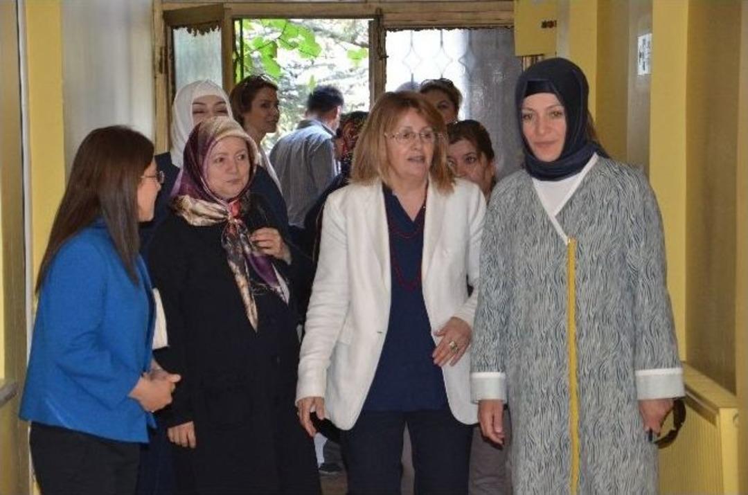 Emine &Ccedil;ift Se&ccedil;im Gezilerini Hız Kesmeden S&uuml;rd&uuml;r&uuml;yor