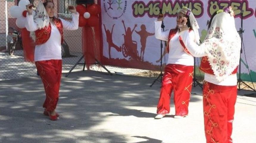 Aliağa’da Engelli Öğrencilerden Kutlama