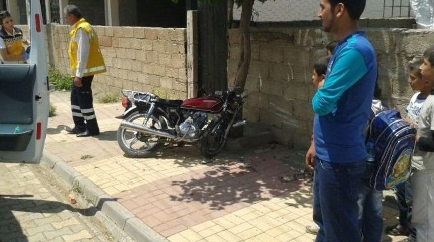 Duvara &Ccedil;arpan Motosikletin S&uuml;r&uuml;c&uuml;s&uuml; Yaralandı