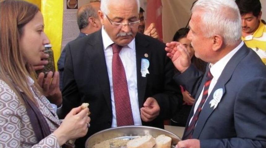 Milletvekili Erdoğan&rsquo;a Araban&rsquo;da Bayatlamayan Ekmek Ve Şiir Kitabı