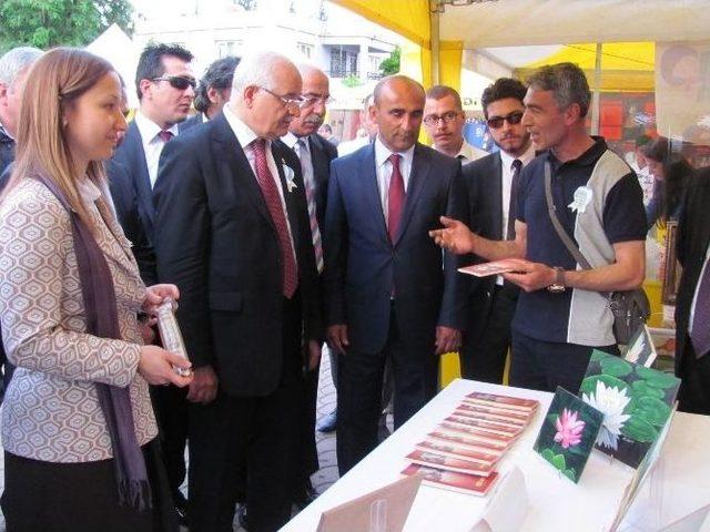 Milletvekili Erdoğan&rsquo;a Araban&rsquo;da Bayatlamayan Ekmek Ve Şiir Kitabı 2