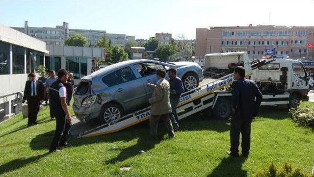 Fotoğraflar // Gaz Pedalı Takılı Kaldığı Öne Sürülen Otomobil Laboratuvara Daldı