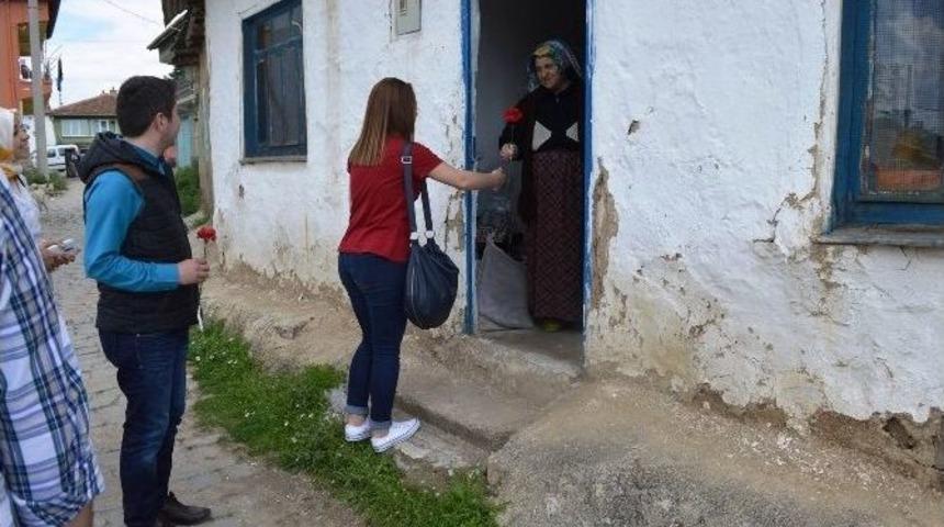 Ak&uuml; K&uuml;t&uuml;phane Topluluğu &Uuml;yeleri Anıtkaya K&ouml;y&uuml;ne Bin Adet Kitap Hediye Etti