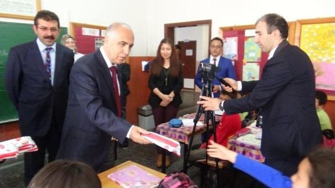 Vali Hasan Karahan &Ccedil;ocuklara Diş Bakım Seti Dağıttı