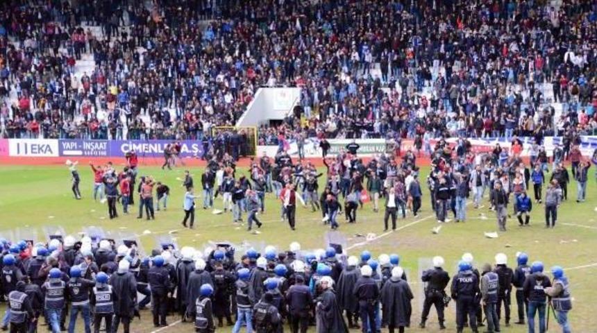 Berabere Biten B.b. Erzurumspor- Sakaryaspor Ma&ccedil;ından Sonra Seyirci Sahaya Girdi