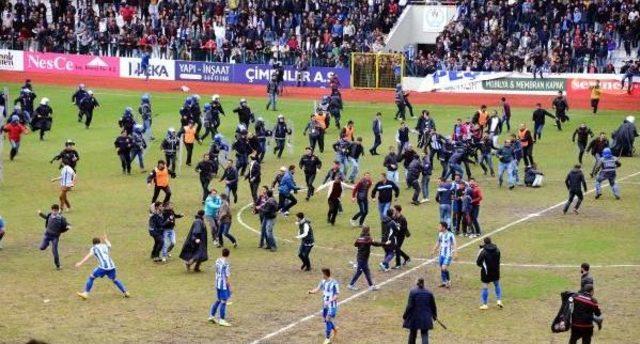 Berabere Biten B.b. Erzurumspor- Sakaryaspor Maçından Sonra Seyirci Sahaya Girdi